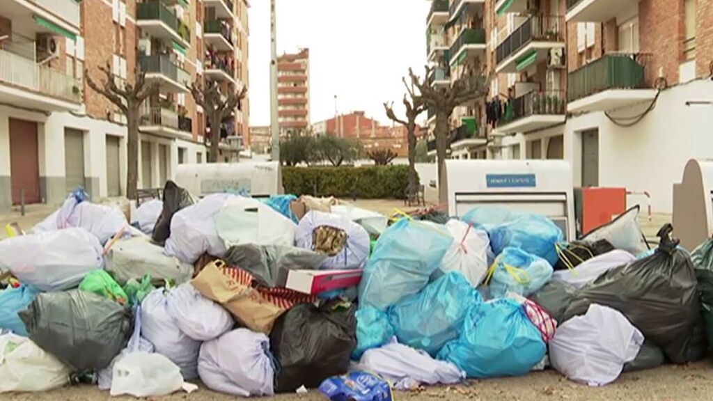 Montañas de basura en la ciudad de Salt, Girona, tras varios días de huelga de los servicios de limpieza