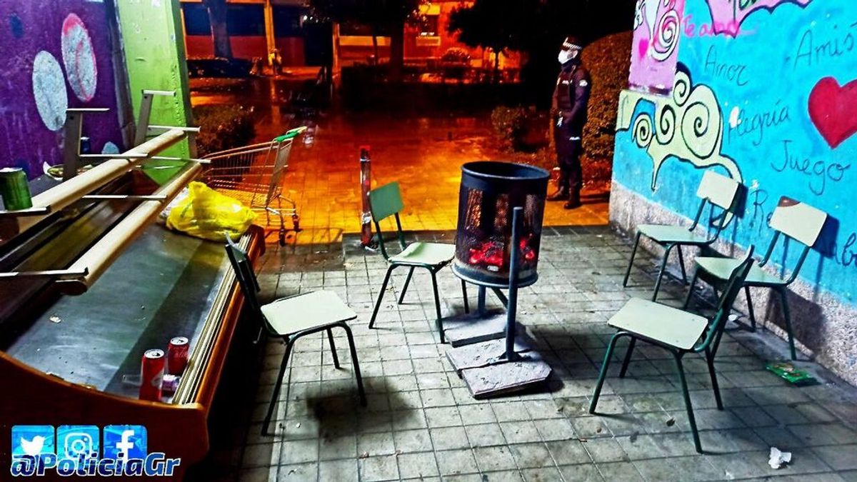 Montan una "barbacoa" en plena calle de Granada con una papelera urbana arrancada Montan una "barbacoa" en plena calle de Granada con una papelera urbana arrancada