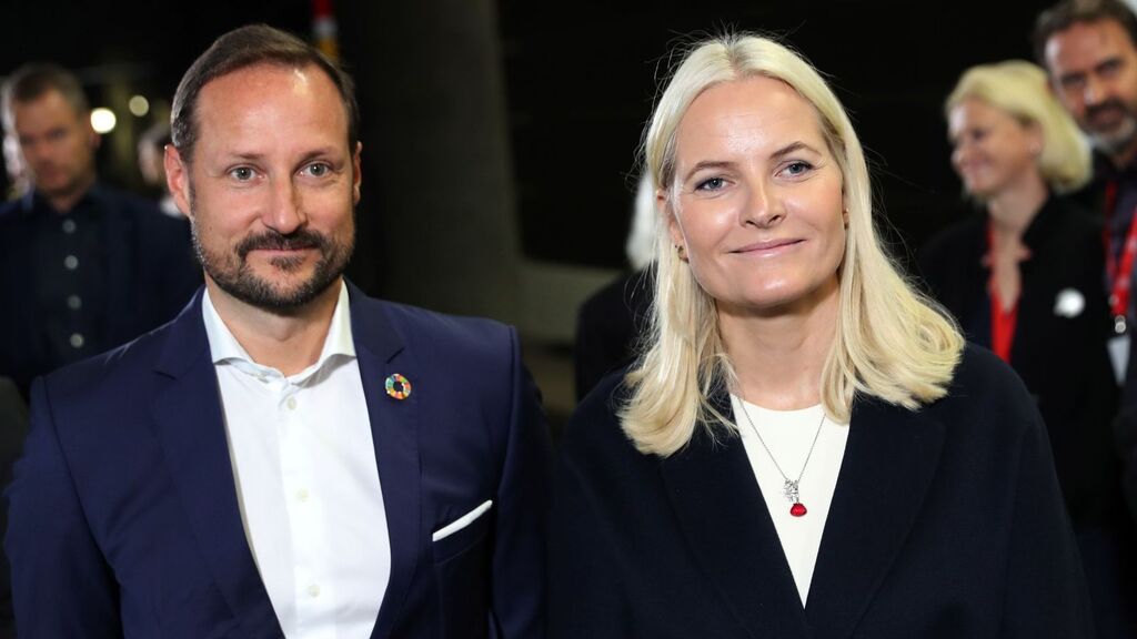 El matrimonio entre Mette-Marit y Haakon de Noruega tampoco ha estado libre de polémica.