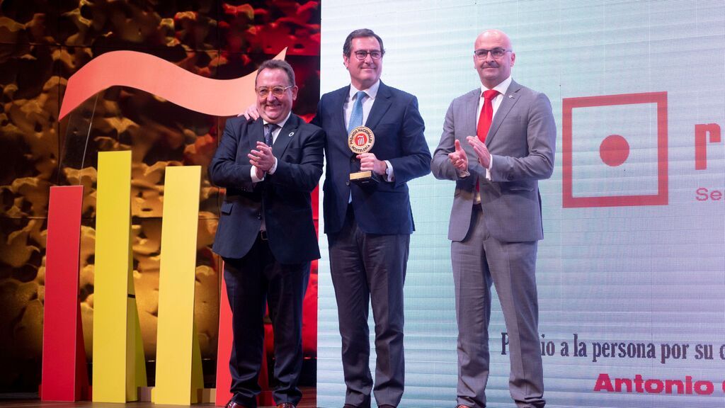 Garamendi recibe el premio a la persona por su contribución a la mejora del sector