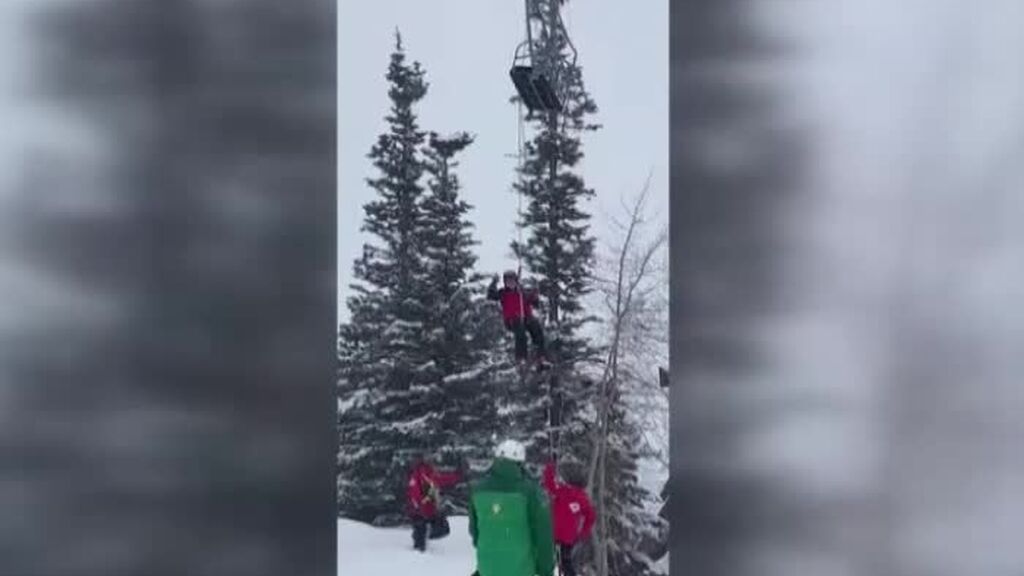 Espectacular rescate de casi doscientos esquiadores atrapados en un telesilla averiado en EEUU