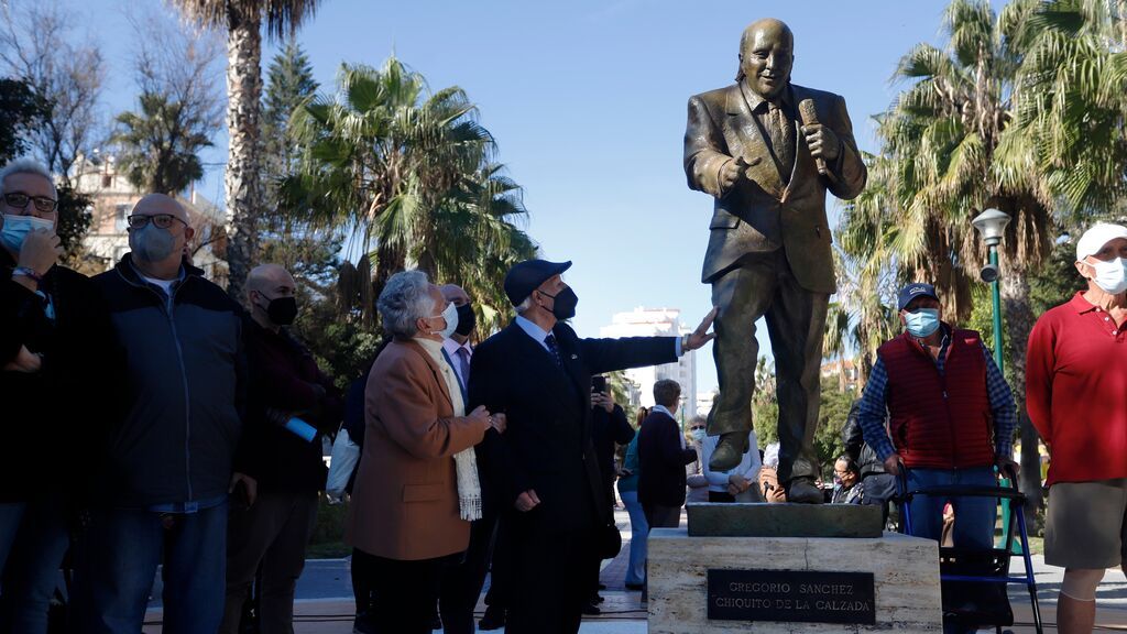 Málaga inaugura la escultura homenaje a Chiquito de la Calzada