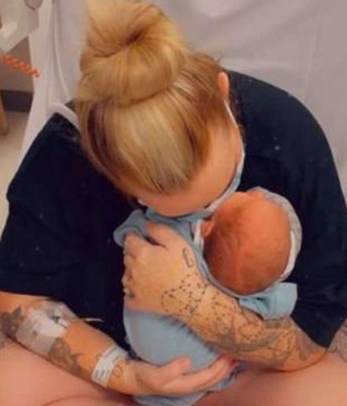Una mujer británica sin vacunar muere de covid19 después de dar a luz a su hijo por una cesárea de emergencia