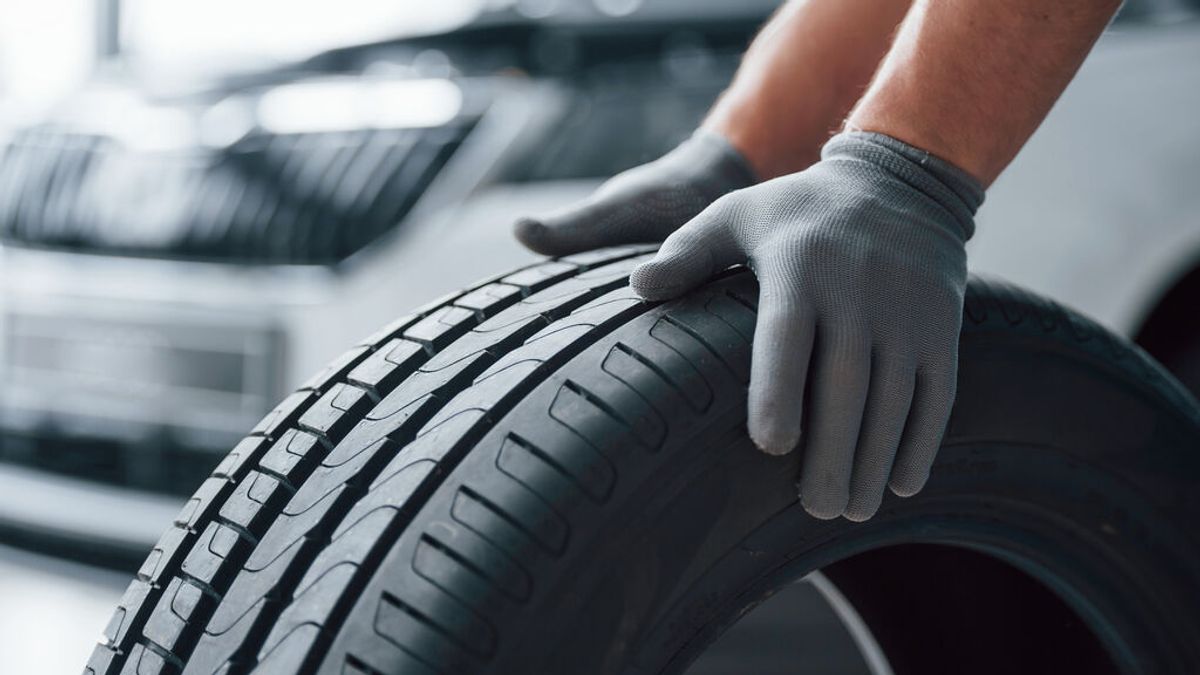 Con el cambio de temperatura suelen saltar los avisos para revisar los neumáticos: qué hay que hacer para que tu coche no se confunda