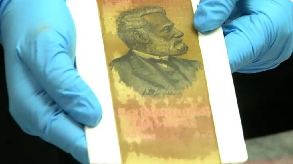 Hallan otra cápsula de tiempo bajo el pedestal de la estatua del general Robert E. Lee en Virginia