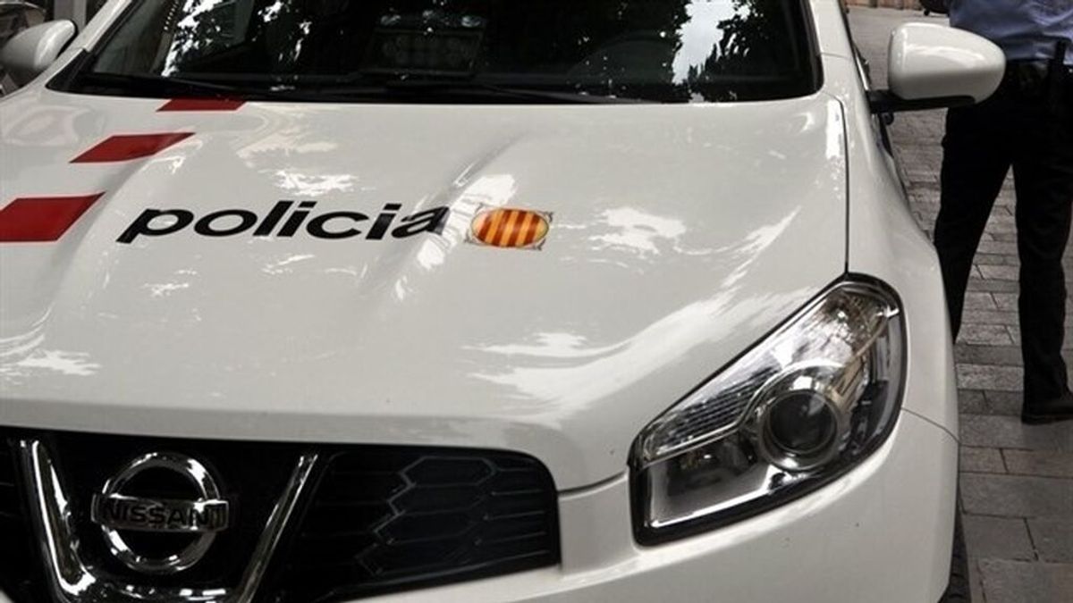 Encuentran a 20 hombres escondidos en un contenedor cargado por un camión en Tarragona