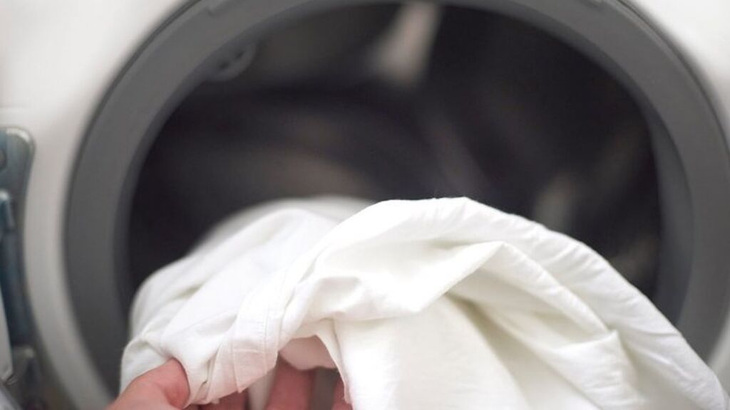En el caso de que vayas a hacerlo en la lavadora deberás poner un programa corto y con agua fría.