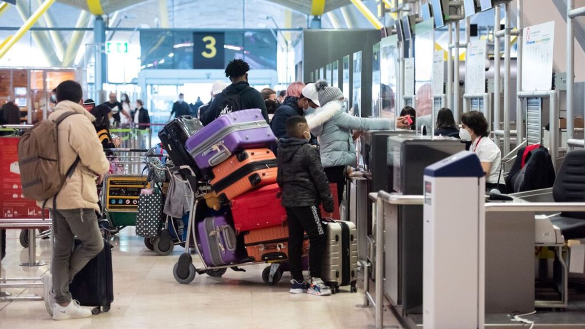Los aeropuertos españoles controlarán sanitariamente a los viajeros de países de alto riesgo por covid19