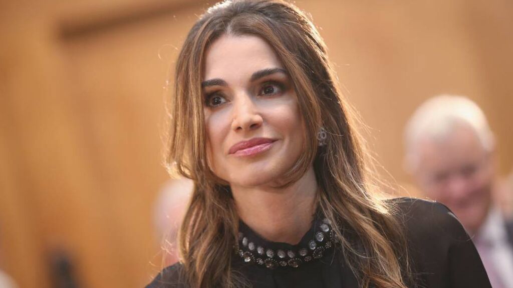 Rania de Jordania suele decantarse por un estilismo sencillo y elegante.