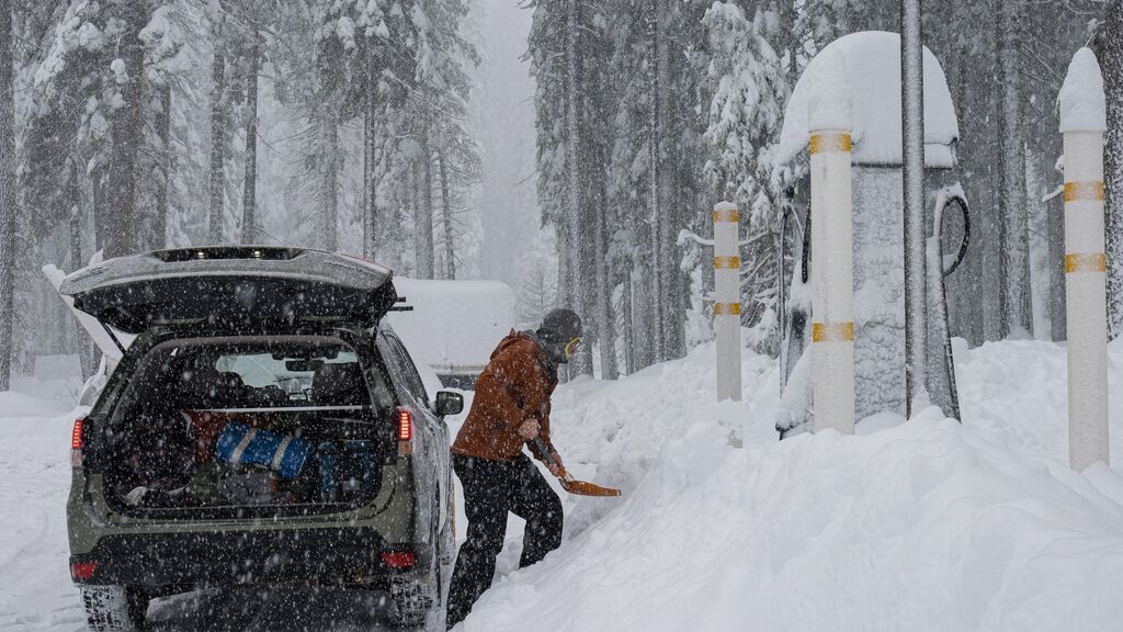 Tiempo extremo en Estados Unidos: nevadas sin precedentes en California y récords de calor en Alaska
