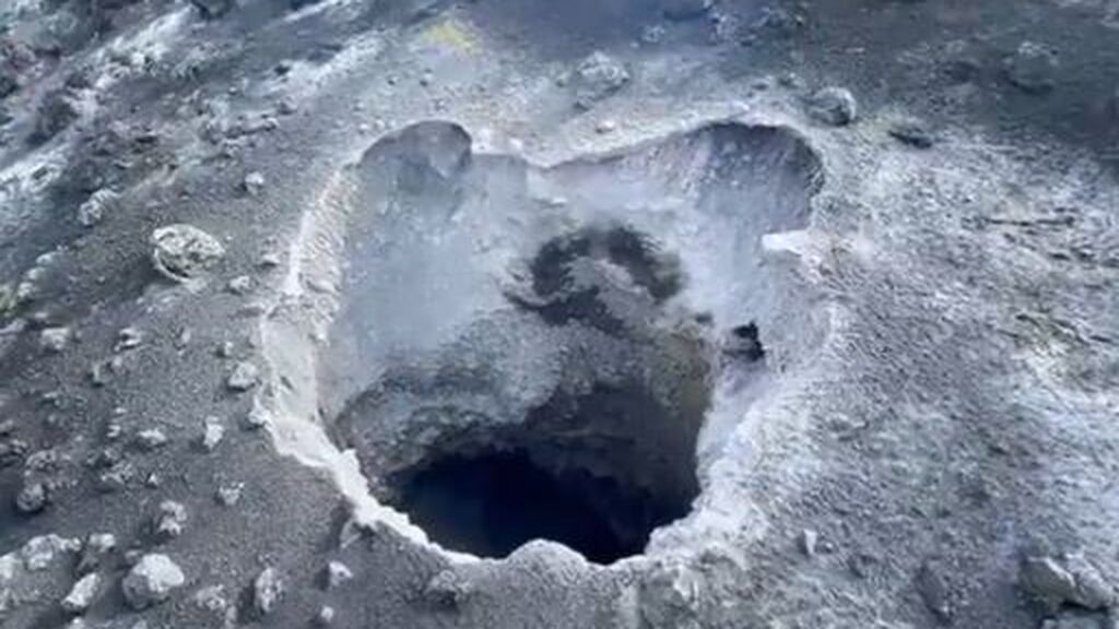 Imágenes del interior del cráter del volcán de La Palma muestra cómo desgasifica a más de 1.000°C