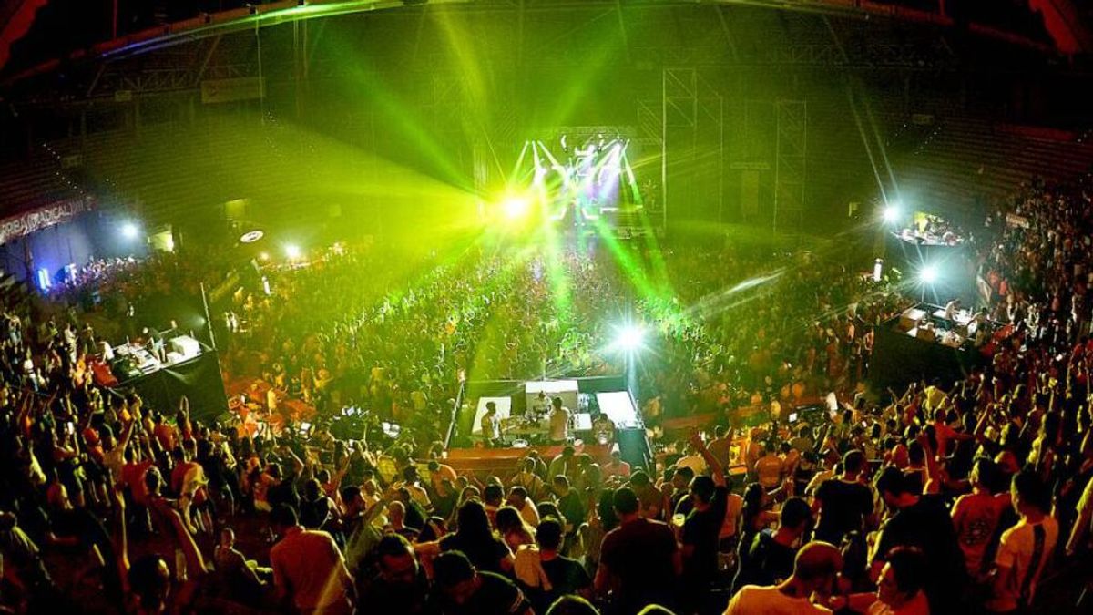 La paradoja de las macrofiestas en Madrid: canceladas las 5 extraordinarias pero no las 'raves' de 10.000 personas La paradoja de las macrofiestas en Madrid: canceladas las 5 extraordinarias pero no las 'raves' de 10.000 personas