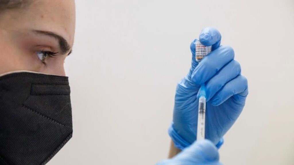 La estrategia para convivir con ómicron: evitar las restricciones y confiar en la vacunación