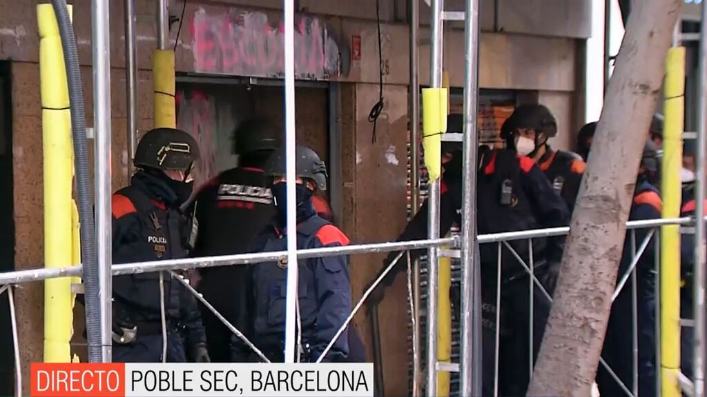 Intervención policial en directo en un narcopiso de Barcelona