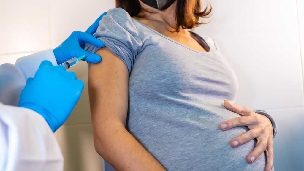 Un estudio recomienda a las embarazadas vacunarse contra el coronavirus durante la gestación o incluso antes