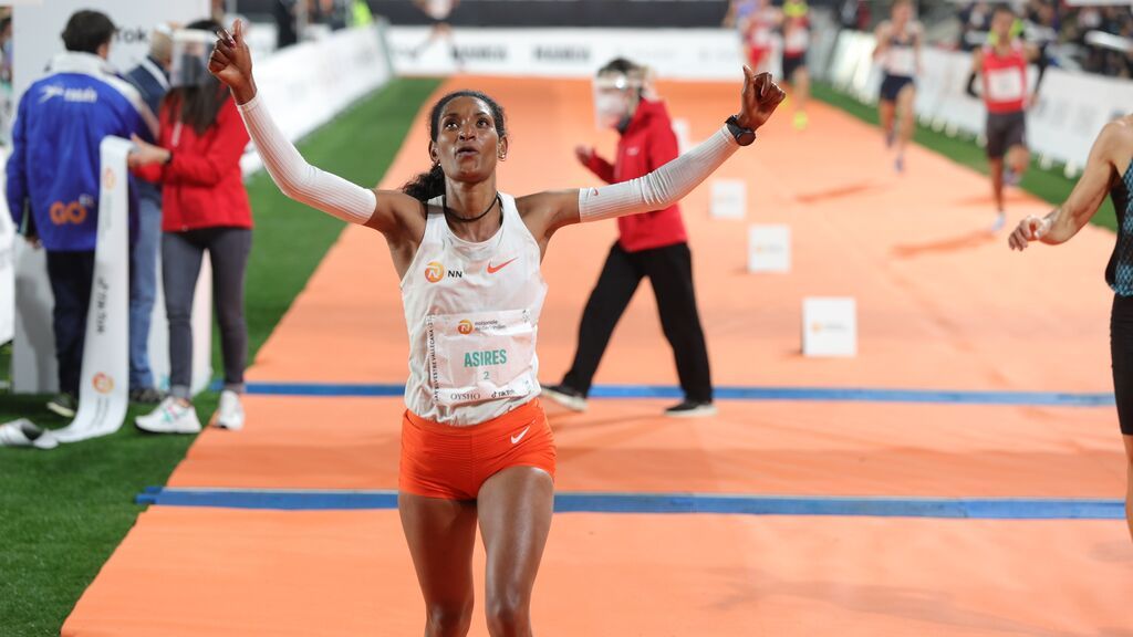 EuropaPress_4170375_atleta_llegada_meta_carrera_san_silvestre_vallecana_internacional_2021