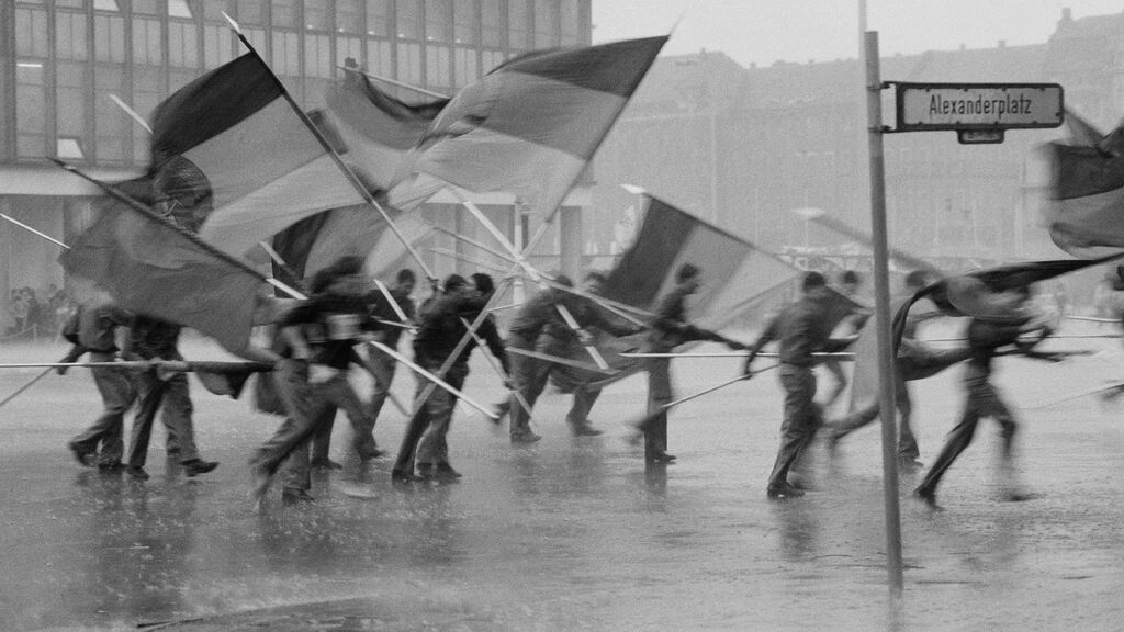 03_Harald Hauswald_Fahnenflucht, 1. Mai-Demonstration, Alexanderplatz, Mitte, Berlin, 1987