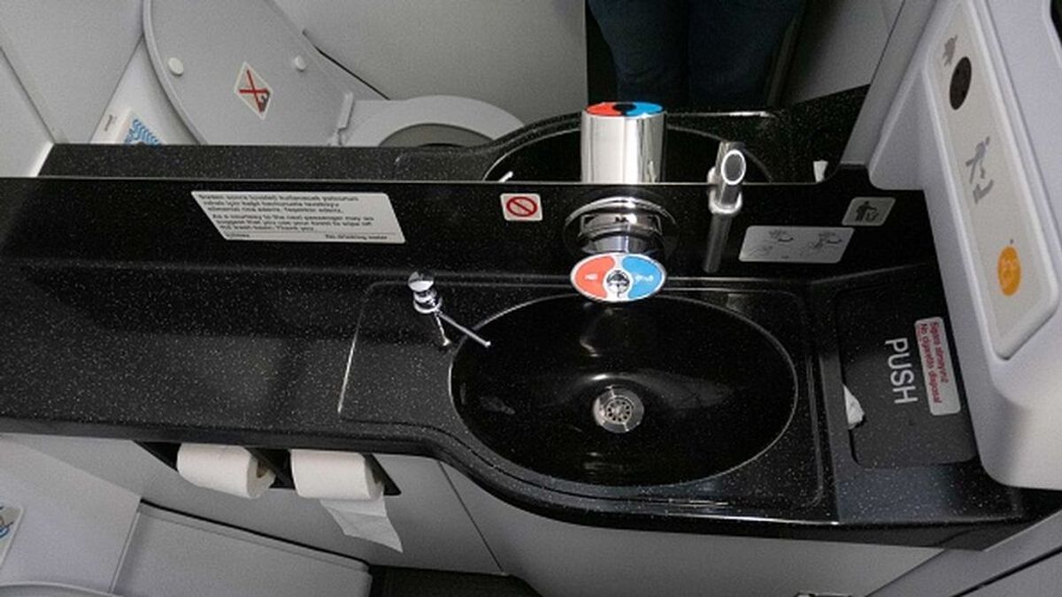 Una mujer da positivo en pleno vuelo y se encierra cinco horas en el baño del avión Una mujer da positivo en pleno vuelo y se encierra cinco horas en el baño del avión