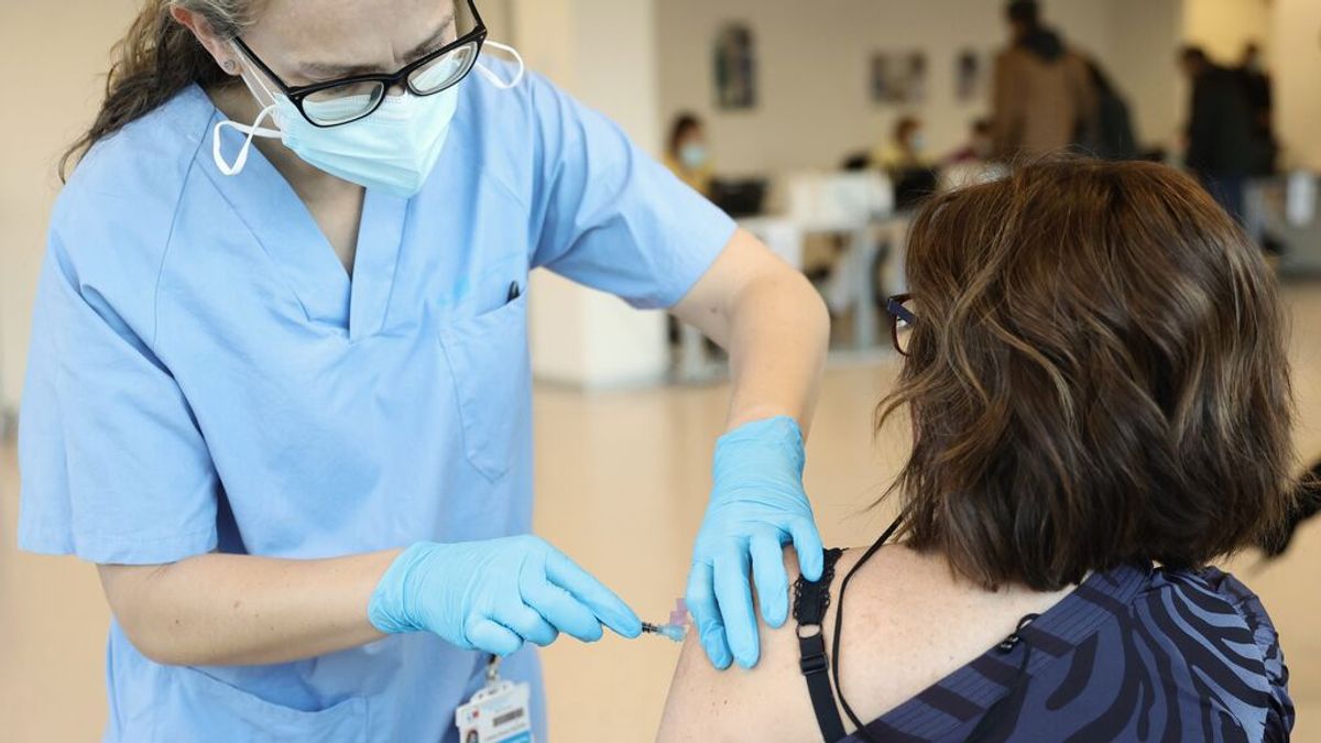Sanidad prevé retrasar 6 meses la tercera dosis en los menores de 60 contagiados tras la pauta completa Sanidad prevé retrasar 6 meses la tercera dosis en los menores de 60 contagiados tras la pauta completa