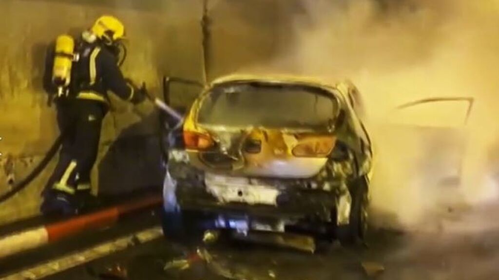 Se estrella en un túnel de Málaga con su coche tras huir de la Policía y termina escapando por la autovía en patinete