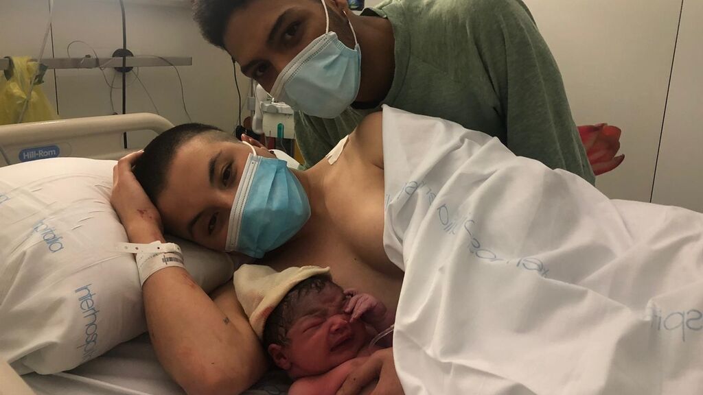 Alexa, el primer bebé nacido en España en 2022 nace con las campanadas en Barcelona