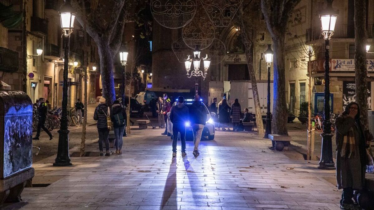 Barcelona respeta el toque de queda en Nochevieja, con más molestias en pisos que en las calles Barcelona respeta el toque de queda en Nochevieja, con más molestias en pisos que en las calles