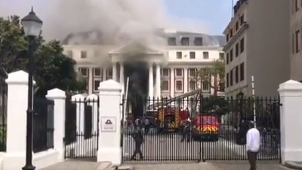 Sin control el gran incendio en el edificio del Parlamento de Ciudad del Cabo en Sudáfrica