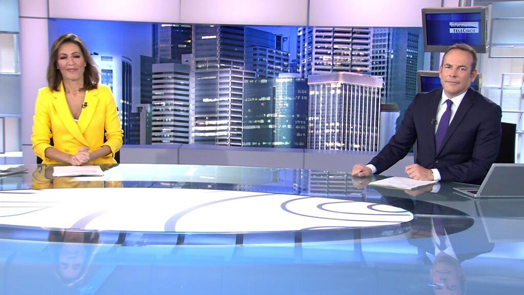 Con Ángeles Blanco y Roberto Fernández Informativos Telecinco 2022 Noche 02/01/2022