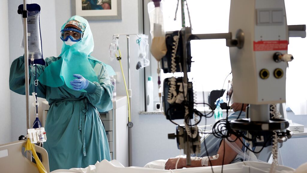 La hospitalización vuelve a cifras de febrero, pese a que la tasa de ingreso es un 91% menor con ómicron y delta