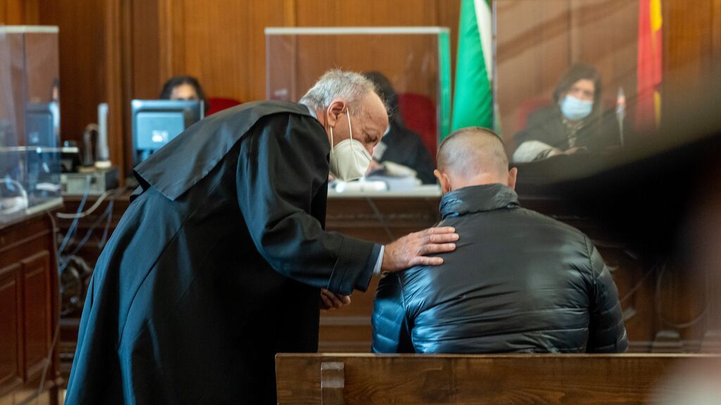 EuropaPress_3411140_abogado_defensor_acerca_acusados_juicio_asesinato_joyero_carmona_sevilla_03