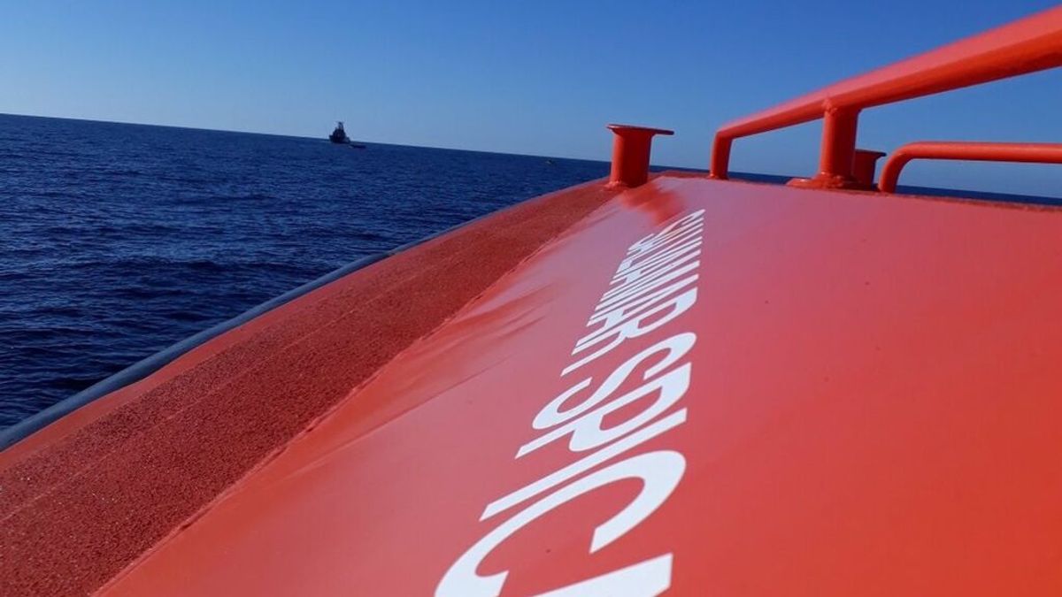 Rescatan tres cadáveres y 16 personas de dos pateras con diez desaparecidos en aguas de Cabo de Gata Rescatan tres cadáveres y 16 personas de dos pateras con diez desaparecidos en aguas de Cabo de Gata
