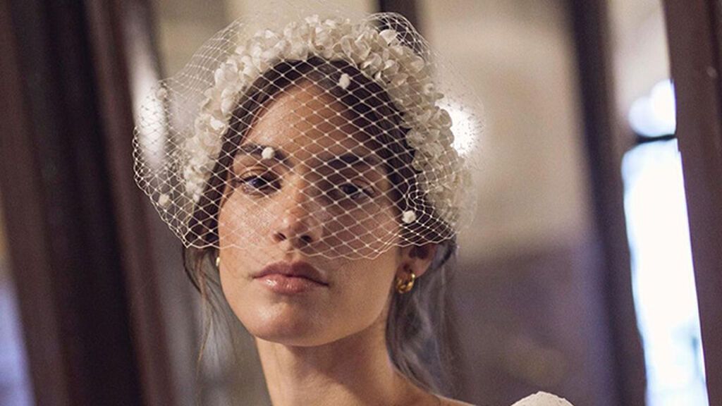 De los maxi lazos a las tiaras: los complementos de pelo de las novias