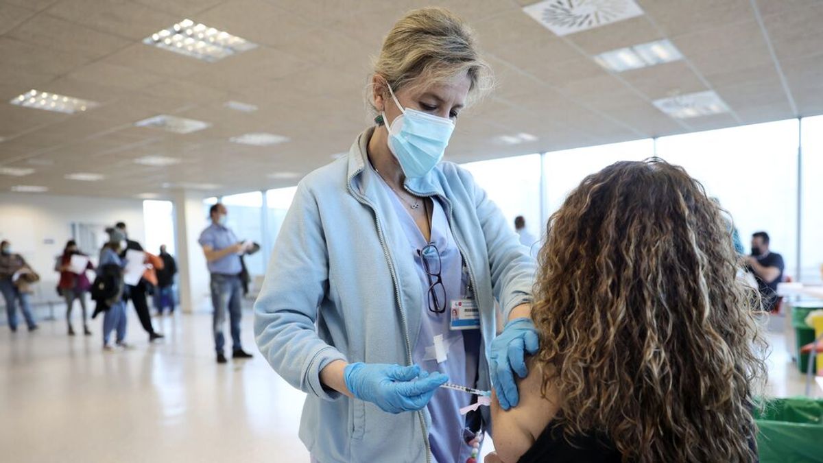España supera el 90% de población mayor de 12 años vacunada con pauta completa España supera el 90% de población mayor de 12 años vacunada con pauta completa