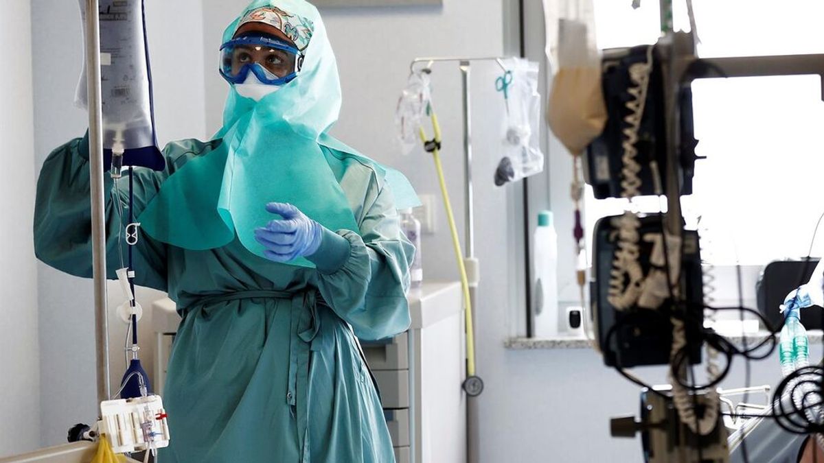 Una enfermera atiende a un paciente covid ingresado en la UCI de la Clínica Universidad de Navarra