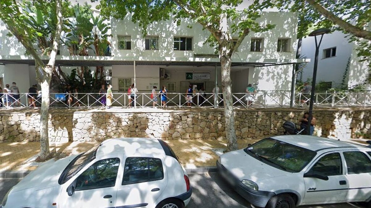Detenido por dañar tres coches de sanitarios en Marbella tras salir del ambulatorio
