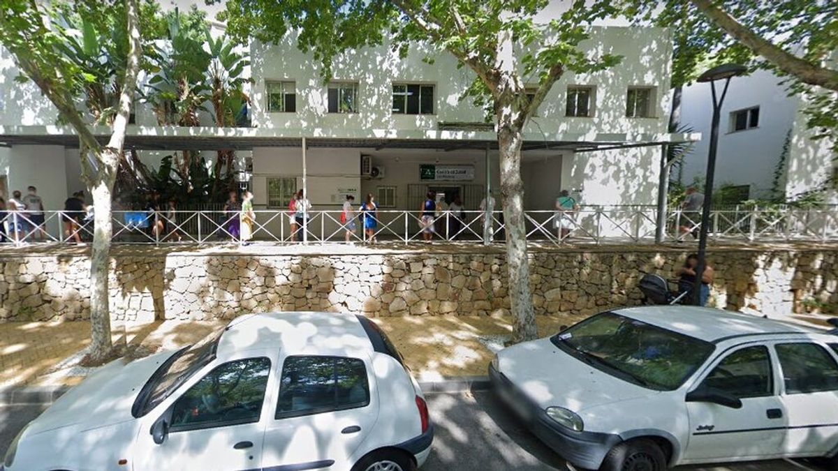 Detenido por dañar tres coches de sanitarios en Marbella tras salir del ambulatorio Detenido por dañar tres coches de sanitarios en Marbella tras salir del ambulatorio