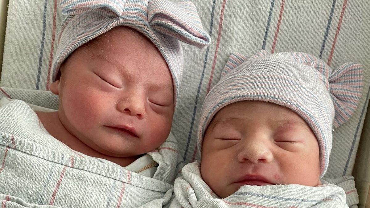 Da a luz a dos gemelos con 15 minutos de diferencia y nacen en años distintos
