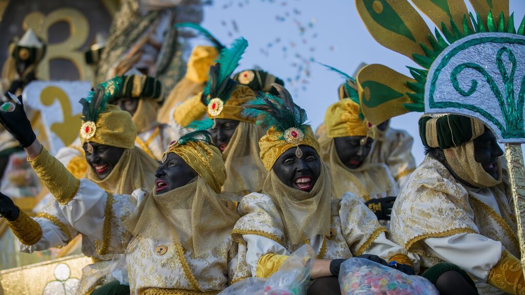 EuropaPress_2574727_pajes_cortejo_rey_baltasar_lanzando_caramelos_cabalgata_reyes_magos_sevilla