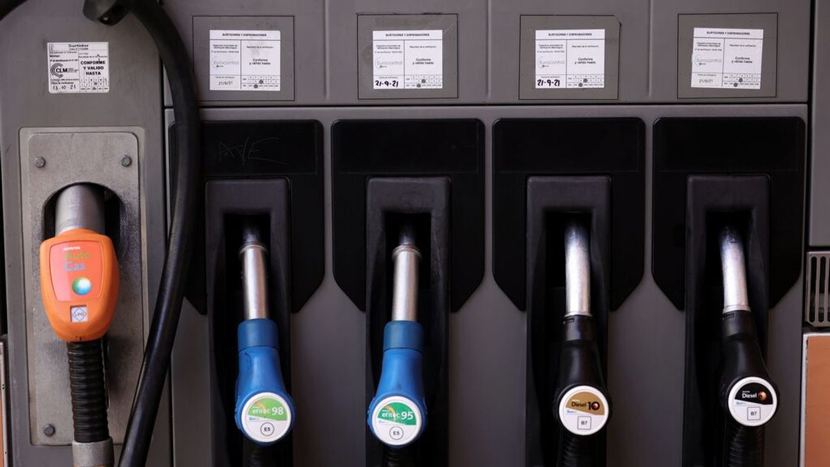 Dispensador de carburantes en gasolinera Dispensador de carburantes en gasolinera