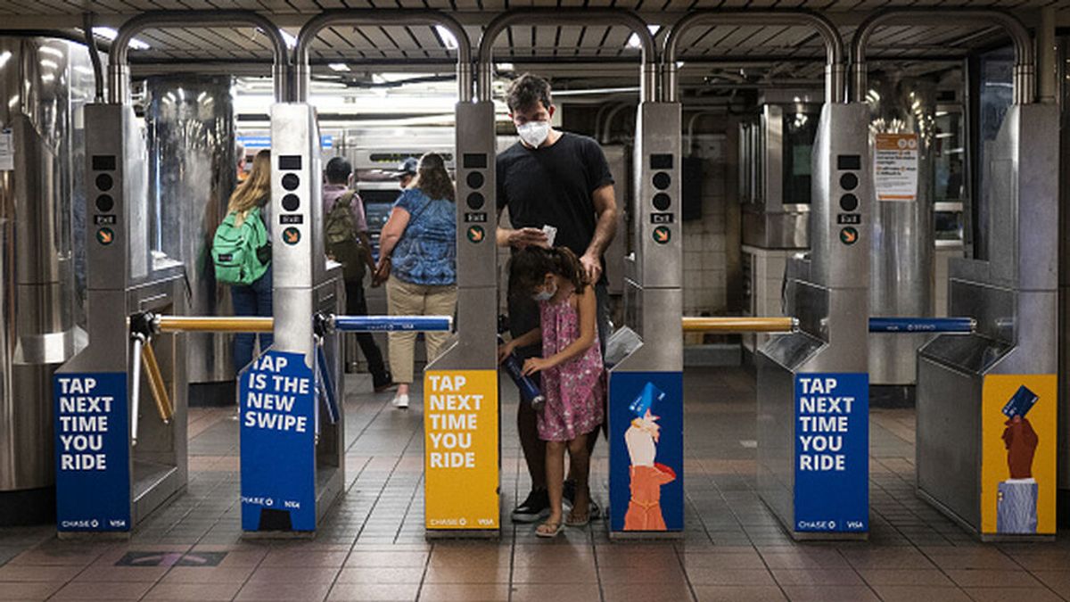 Muere un hombre al tropezar cuando saltaba un torno de entrada al metro de Nueva York
