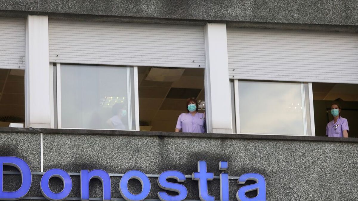 Varias profesionales sanitarias se asoman a la ventana en el Hospital Donostia