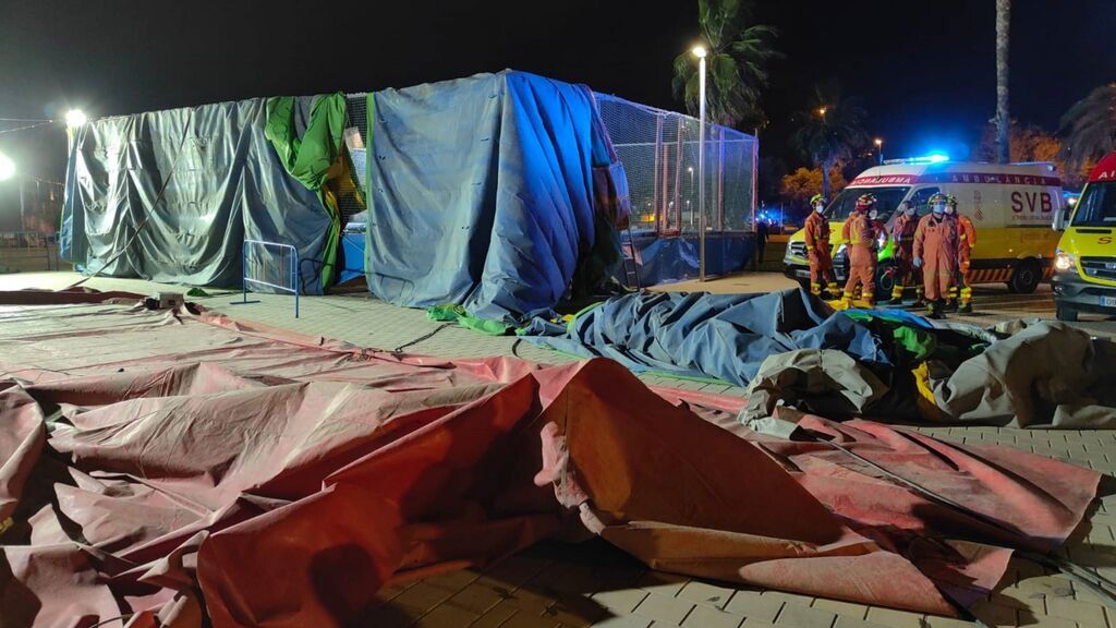 Dos menores heridos de gravedad al volcar un hinchable en la feria de Mislata en Valencia