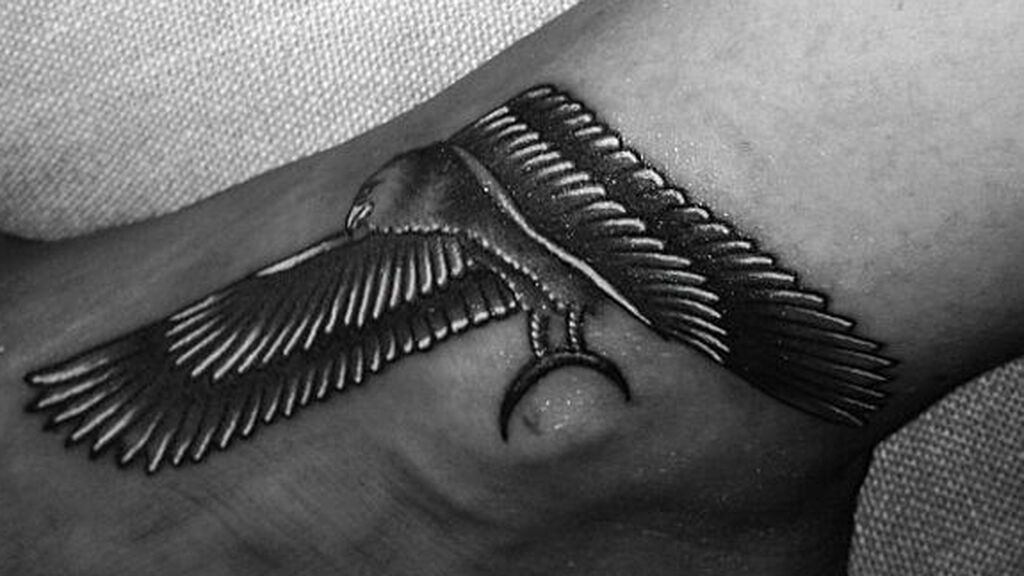 tatuaje-halcon-rihanna