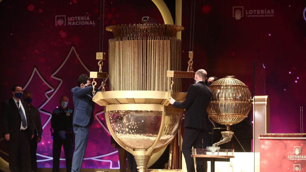 EuropaPress_3490487_prueba_bolas_bombo_antes_comenzar_celebracion_sorteo_extraordinario_loteria