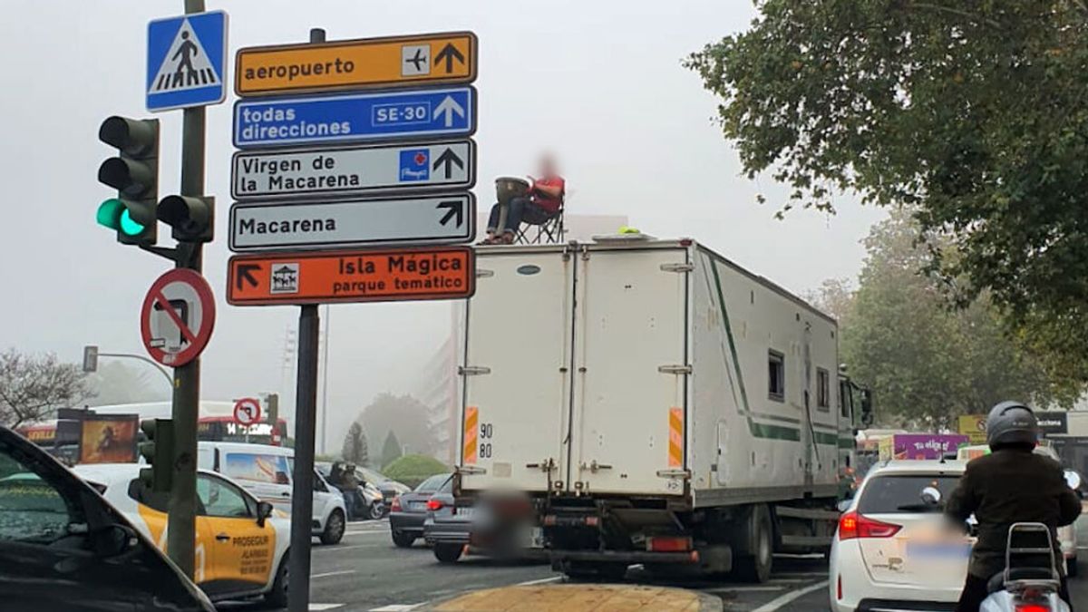 La Policía Local de Sevilla detecta a un camionero tocando los timbales sobre el techo del camión