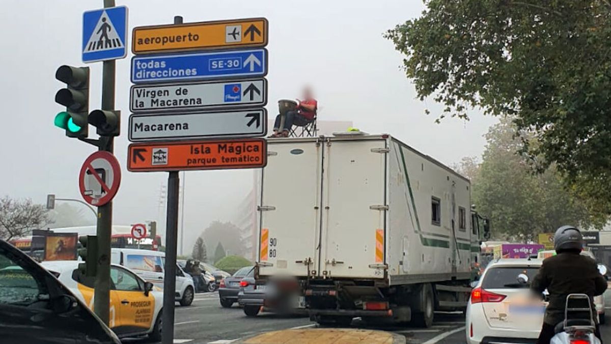 La Policía Local de Sevilla detecta a un camionero tocando los timbales sobre el techo del camión La Policía Local de Sevilla detecta a un camionero tocando los timbales sobre el techo del camión