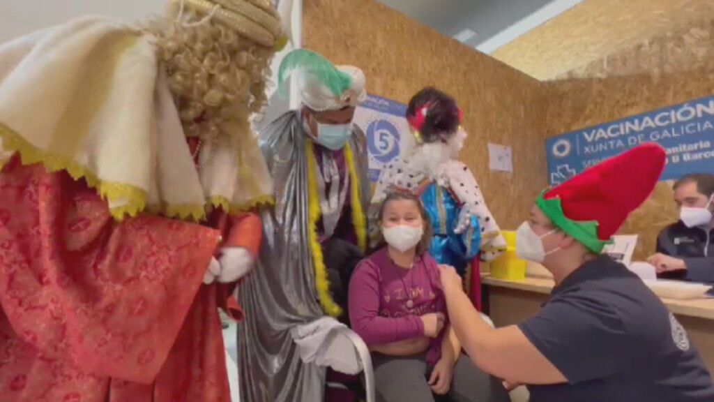 Los Reyes Magos visitan a los niños que se vacunan en Ourense