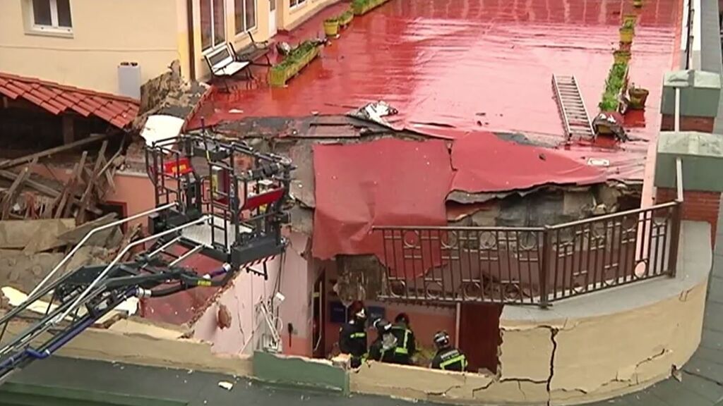 Dos muertos en un derrumbe en el colegio San Vicente de Paul, en Gijón