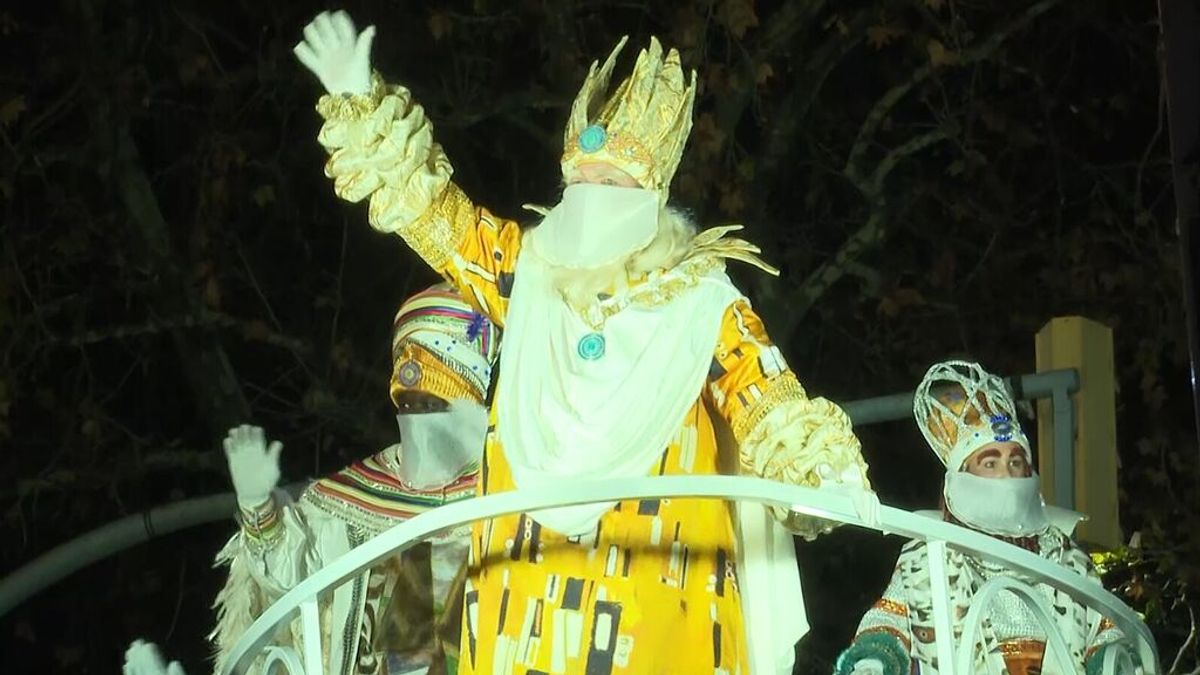 Los Reyes desembarcan en Barcelona sin público y celebran su cabalgata con mascarilla y sin caramelos