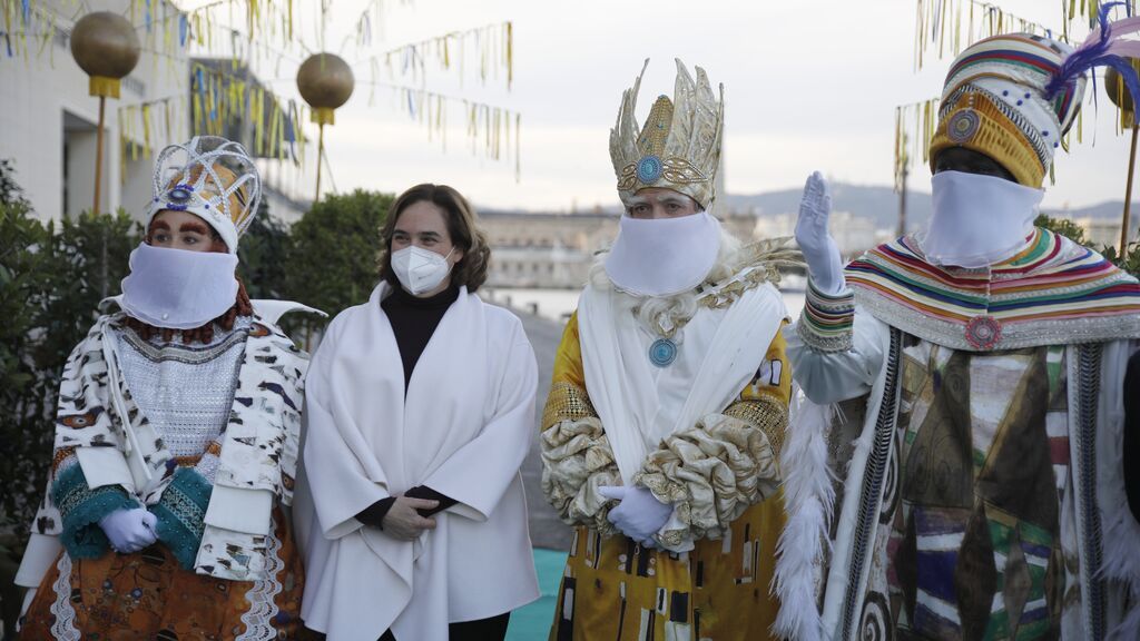 La alcaldesa Ada Colau recibe a los Reyes Magos, a su llegada al Puerto de Barcelona